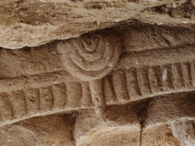 המנורה שהתגלתה במתחם הרומאי | צילום: יולי שוורץ רשות העתיקות