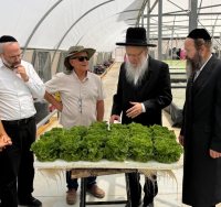 הרב אפרתי בסיור. המצלם