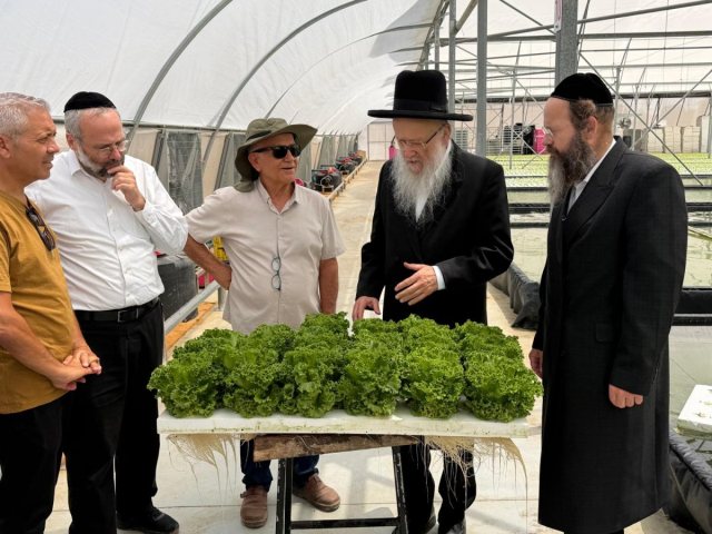 הרב אפרתי בסיור. המצלם