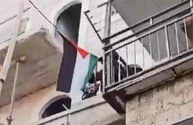 הורדת דגל פלסטין במאה שערים. צילום: יהוידע בן ציון