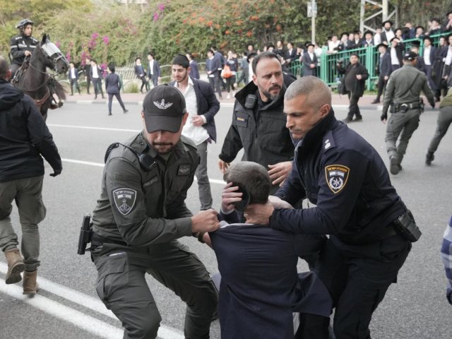 שוטרים עוצרים חרדים בהפגנה נגד הגיוס | ארכיון שאטרסטוק