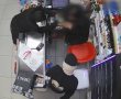 שדדו באכזריות קיוסק, בזמן שהמוכרת התחננה על חייה (תיעוד)