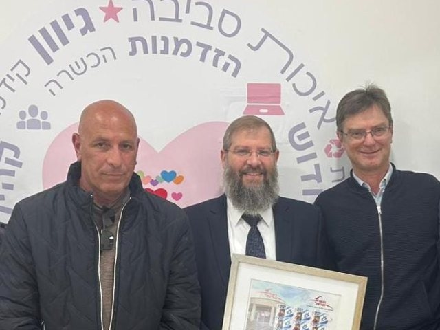 מנכל הדואר עם הרב מונק (במרכז) | צילום: בית חם