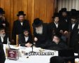 האדמו"ר מבעלז באירוסי אבי התינוקת הרב אלימלך פנסטר | צילום: אנשיל בעק