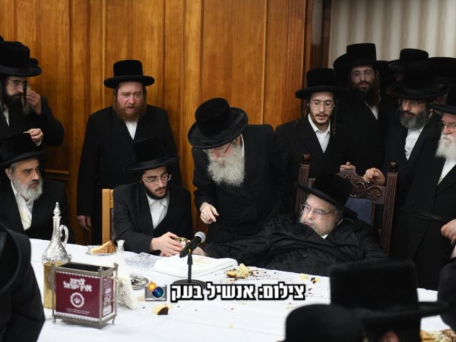 האדמו"ר מבעלז באירוסי אבי התינוקת הרב אלימלך פנסטר | צילום: אנשיל בעק