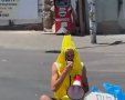 האיש המוזר והבננה | מקור: משה וייסברג