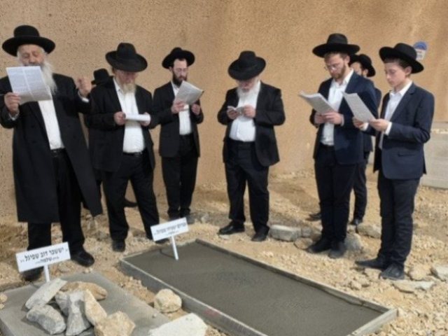 הרב שפיגל על קברם הטרי של שני בניו | מקור משה וייסברג
