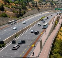 מימין: גשרי ההנפה הענקיית לאופניים | הדמיה: משרד התחבורה