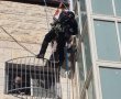 דרמה במקור ברוך: מעד מהגג ונותר תלוי על חבלים | צפו בפעולות החילוץ