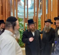עם פרופ' אהרון אלון מנהל מכון הרדיותרפיה בבניין המרכז האונקולוגי החדש 