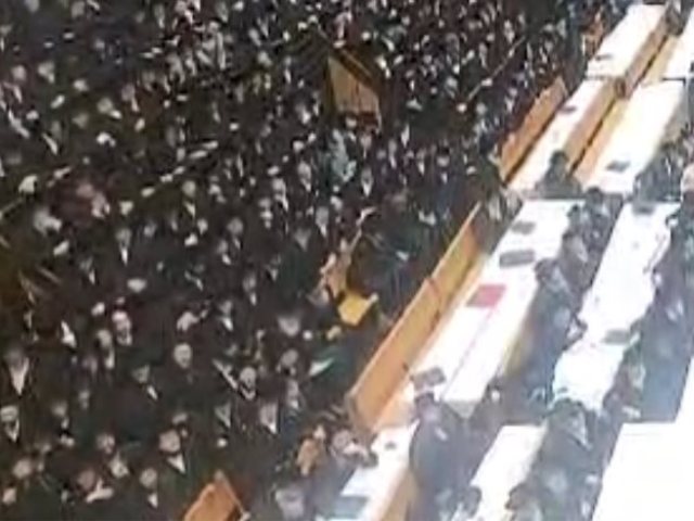 טיש מוצאי י"ז בתמוז בחצר הקודש בעלזא. צילום: פורום בעלזא פנימי