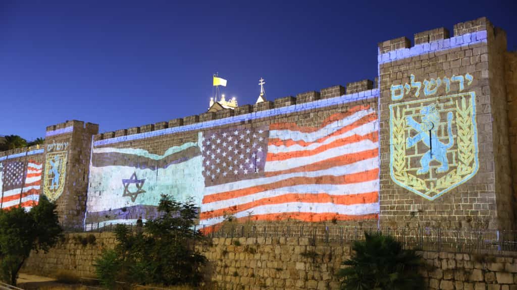 ירושלים מצדיעה: חומות העיר העתיקה וגשר המיתרים הוארו בדגלי ארה