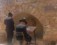 הרב שיינין במערת המכפלה. המצלם