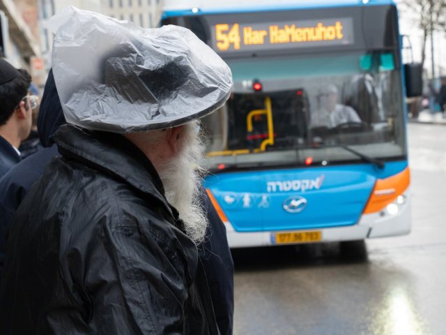 ממתינים לאוטובוס (שמתייקר) | אילוסטרציה שאטרסטוק