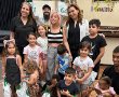 משפחת טרסוב כוכבי הרשת התגייסו לארוז ולחלק נעליים במתנה לילדים שפונו מקו העימות 