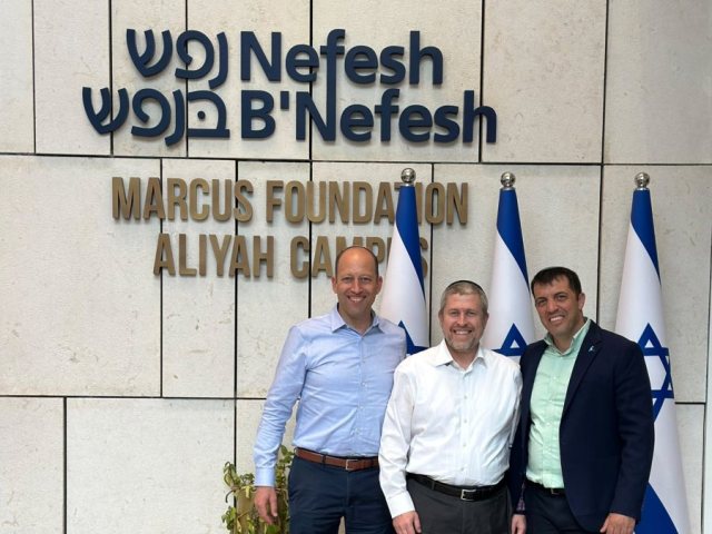 הרב קלמן טופ (במרכז) | צילום: אתר jewishjournal.com