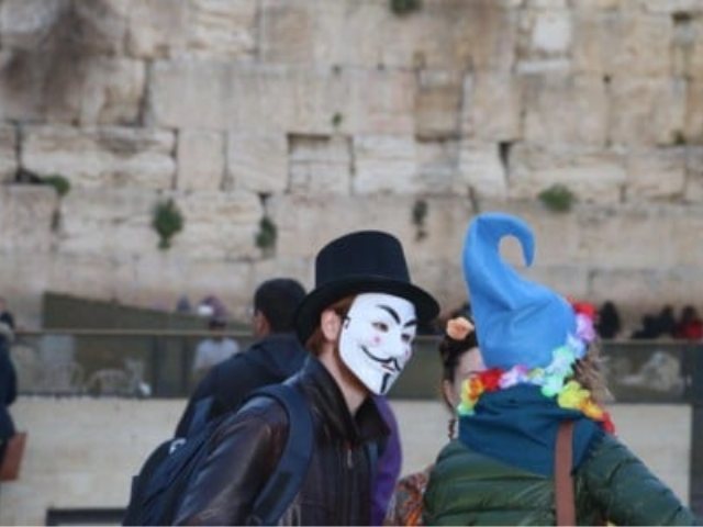 פורים בכותל | הקרן למורשת הכותל