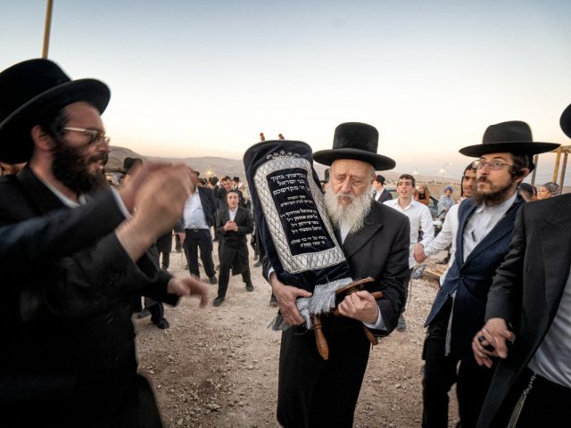 מעמד הכנסת ספר התורה | צילום: דובי שמרוט