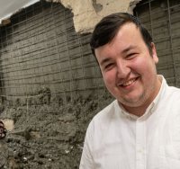 איציק ז"ל על רקע הקיר שקרס | כבאות והצלה (עיבוד: ירושלים החרדית)