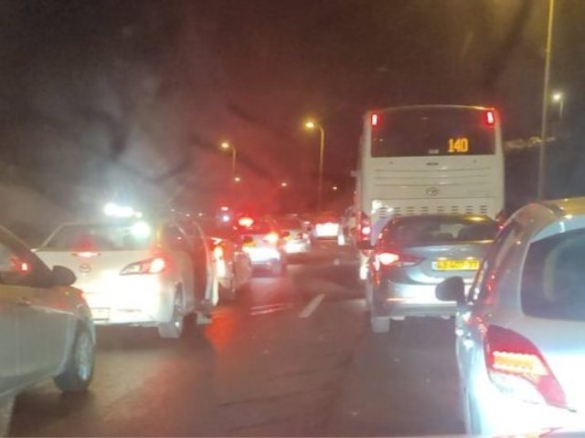 פקק תנועה ליד מחסום חיזמא בעקבות תפיסת השוטרים הפלסטינים. פרסום לפי סעיף 27א לחוק זכויות יוצרים