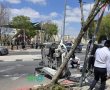 מחיאות כפיים בזירת התאונה: רכב התנגש בעץ והתהפך בצומת | צפו