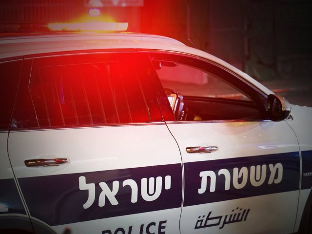 ניידת משטרה  lunopark / Shutterstock.com