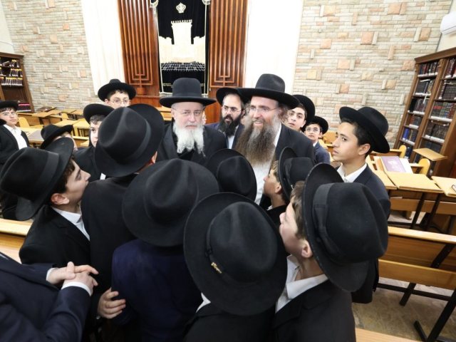 הרב צדקה עם התלמידים. יעקב כהן