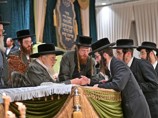 בחורי תולדות אהרן בקבלת הפרס. יהושע פרוכטר
