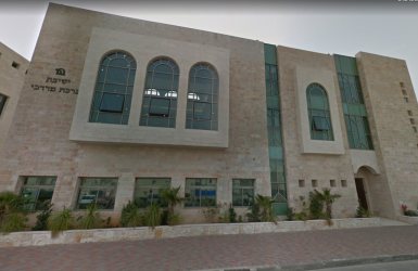 מבנה הישיבה המפואר מכסה על הבעיה התקציבית | צילום: גוגל מפות