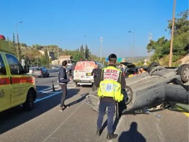 התהפכות הרכב בכביש 1. צילום: כבאות והצלה