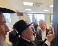 רב השכונה קובע מזוזה במעמד החגיגי | צילום: יח"צ