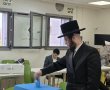 תמונת היום: הגיע לקלפי ביום חופתו | וגם: המועמד החדש נותן דוגמה