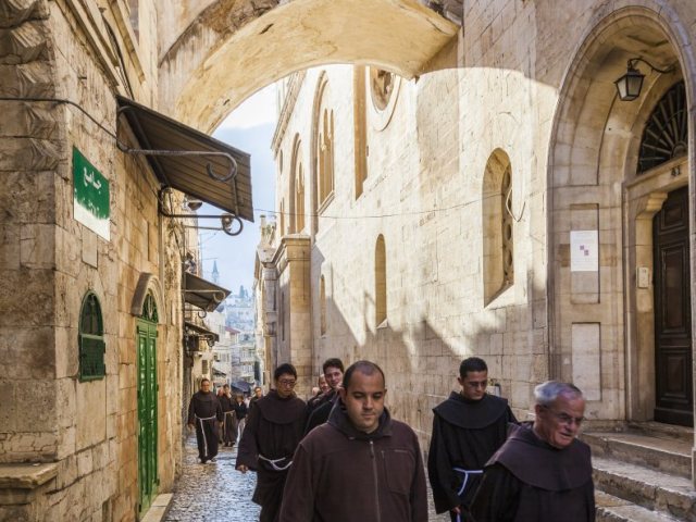 נזירים בירושלים | shutterstock