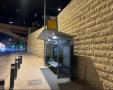 התחנה הבודדת מחוץ לשכונה.  צילום: לידור סולטן