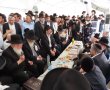 וַיִּסְפְּדוּ שָׁם מִסְפֵּד גָּדוֹל וְכָבֵד מְאֹד: המונים ובראשם גדולי תורה ואישי ציבור בניחום אבלים בבית משפחת הגר"י דרעי זצ"ל