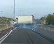 תיעוד מטורף: משאית מתהפכת בכביש 443 | צפו