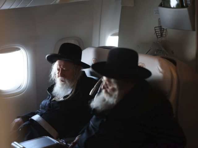 האדמו"ר מגור במטוס בדרכו לוועידה