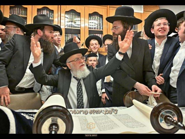 הכנסת ספר התורה ישיבת הרן. יהושע פרוכטר