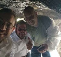 החוקר החרדי ישראל שפירא עם ראש עיריית לוד יאיר רביבו במערה. י. שפירא