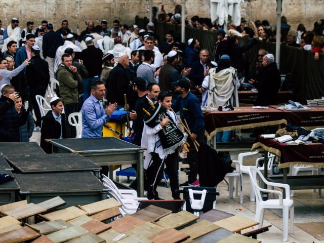 תפילות בכותל (למצולמים אין קשר לכתבה) | אילוסטרציה shutterstock