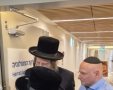 קביעת המזוזה ע"י האדמו"ר מויזניץ לצד מנכ"ל המרכז הרפואי | צילום: יח"צ