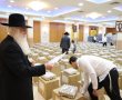 סל עם מעטפות ותווי קניה: ה'קמחא דפסחא' של הצדיק האשדודי