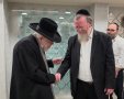 הגר"י אזרחי (משמאל) מגיע לחזק את הרב שפיגל | מקור: משה וייסברג