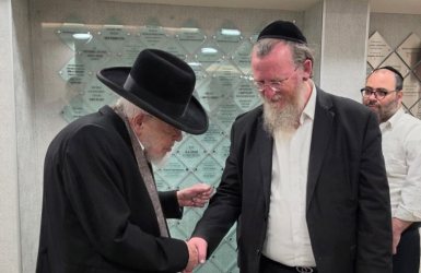 הגר"י אזרחי (משמאל) מגיע לחזק את הרב שפיגל | מקור: משה וייסברג