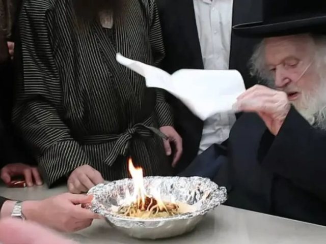 הראב"ד שורף את צו הגיוס | באדיבות המצלם / שימוש לפי סעיף 27א