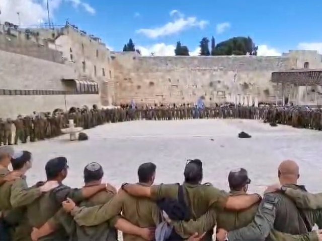 שירת החיילים בכותל. צילום: הקרן למורשת הכותל המערבי