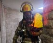 שריפה בשכונה החרדית: הדיירים נמלטו לגג בעוד זוג ותינוקת נזקקו לחילוץ | צפו