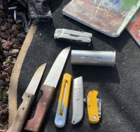 הסכינים שנמצאו ברכב החשוד | דוברות המשטרה