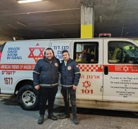 החובשים יוסי קליין (מימין) וברוך בלוי (צילום: תיעוד מבצעי מד"א)