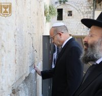 רב הכותל לצדו של ראש המוסד הטרי | הקרן למורשת הכותל